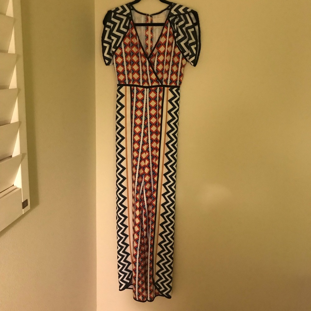 Graphic chic jump suit with leg detail ❤️❤️